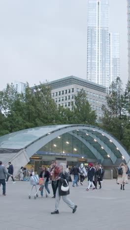 Vídeo-Vertical-De-La-Entrada-A-La-Estación-De-Metro-De-Canary-Wharf-En-Docklands,-Londres,-Reino-Unido